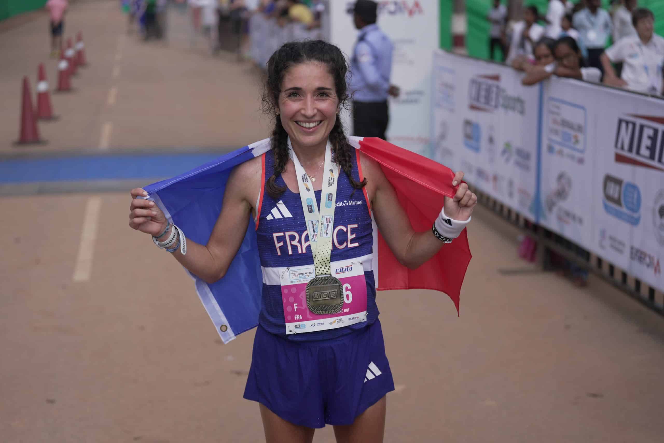 Floriane Hot a conservé son titre planétaire en s’imposant en 7h08’43, lors des Championnats du monde des 100 km 2024 à Bangalore, en Inde.