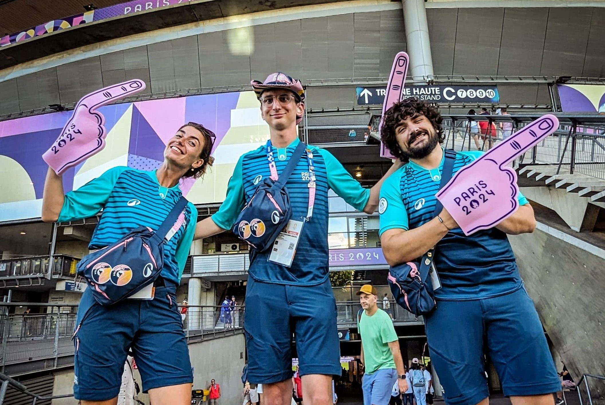 Marathons.com est partie à la rencontre de ses bénévoles passionnés que vous avez sûrement croisé lors des Jeux olympiques à Paris 2024.